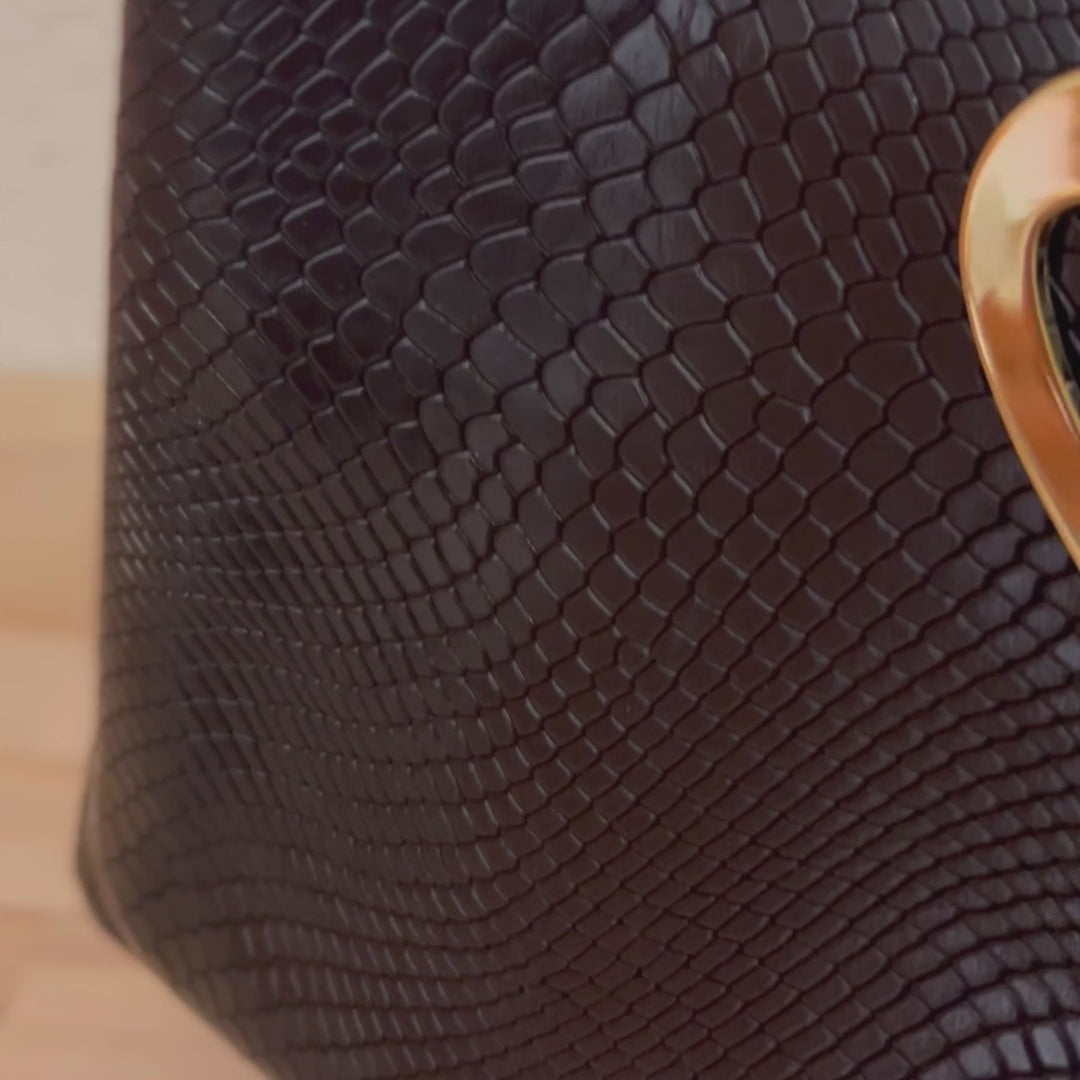 Theresa Bag Black by Nataly Mendez. Genuine Leather Adjustable 25 CM x 20 CM x 10 CM Gold Heart Incluye strap corto de mano y strap largo.