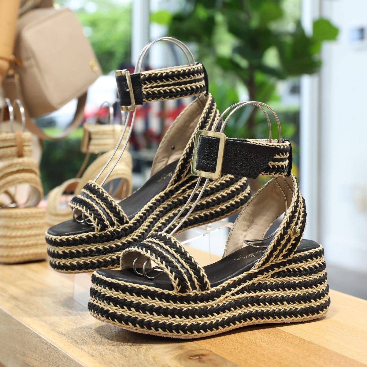 Isis Sandals - Black