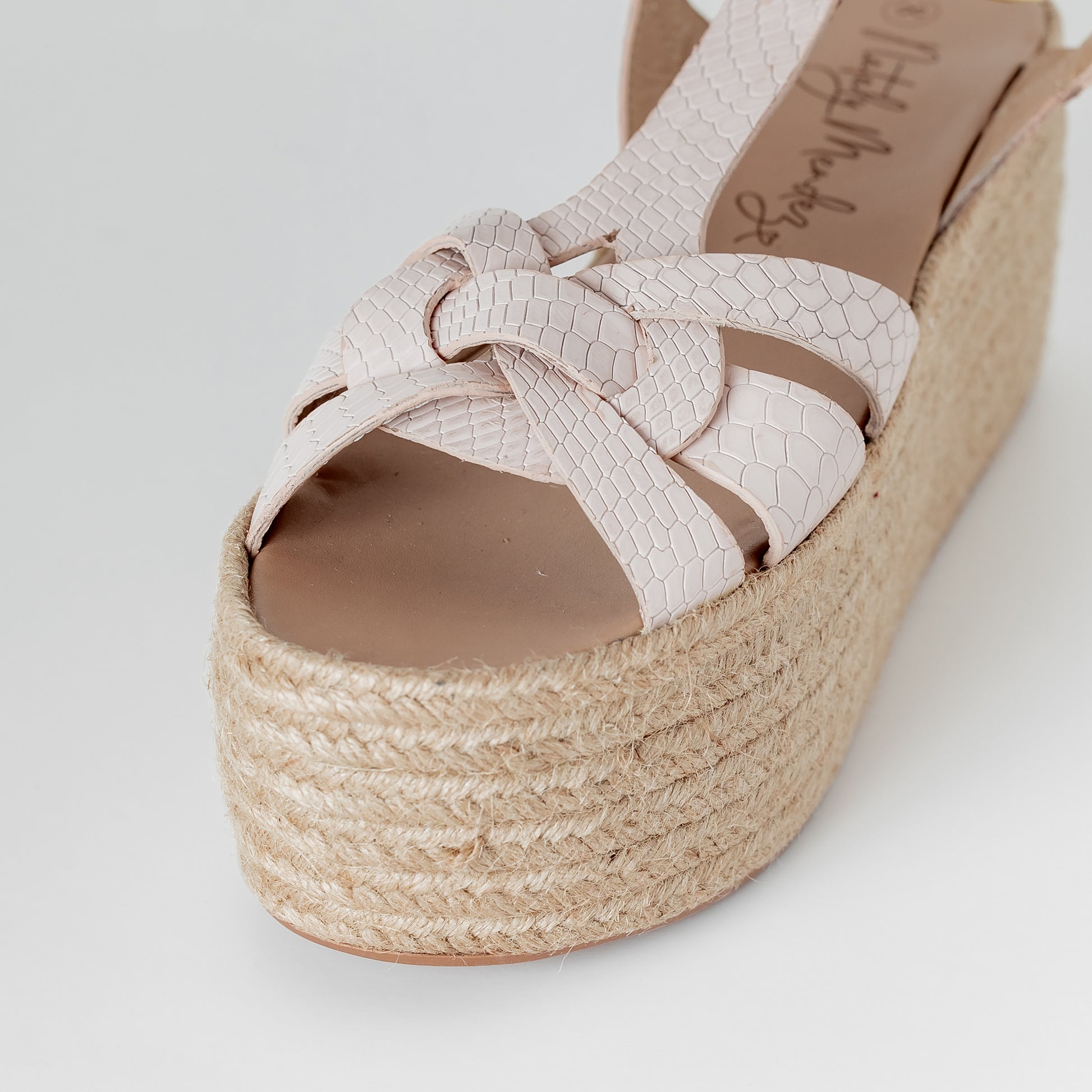 Get ready to rock your new CAMERON ESPADRILLES, just by adding a few inches and looking amazing and chic for your day! FEATURES Its base is lined in natural jute Genuine Leather on the upper and back Insole made of genuine leather. Handmade 3 inch heel weight 2.5 inch platform