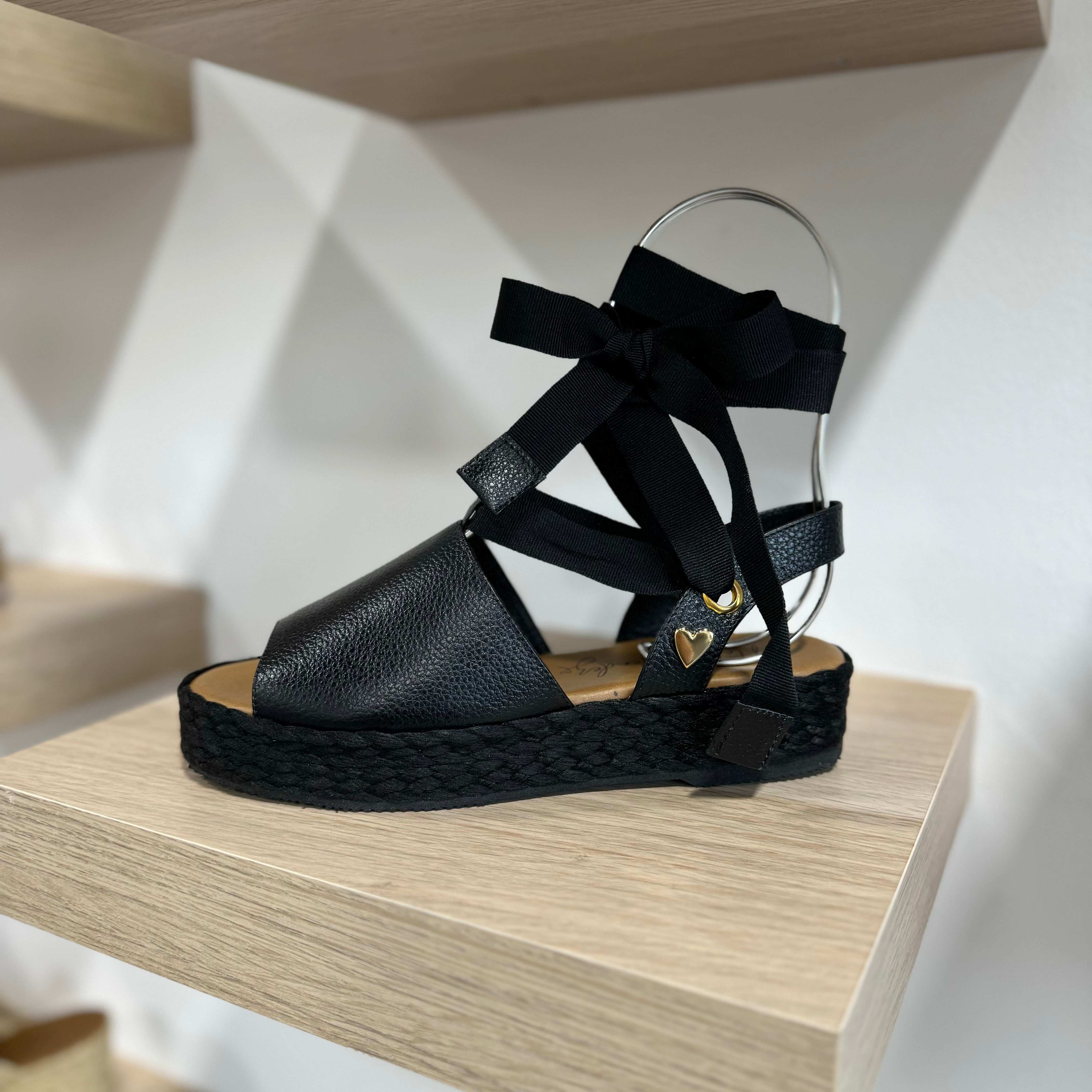 Debby Espadrilles - Negro by Nataly Mendez, Genuine leather&nbsp; Insole lining made of leather Italian&nbsp;sole Lace up ankle strap Heel height&nbsp;1.4 inches Platform height 1 inch Handmade