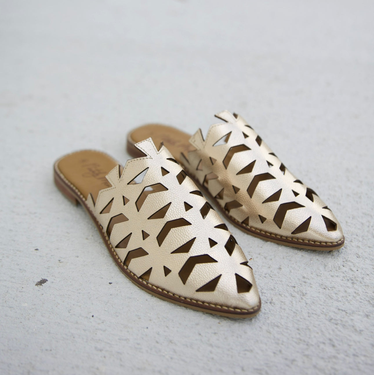 Flats Hoja - Gold by Nataly Mendez, Genuine leather, Insole lining made of leather Italian, Heel height .5 cm Handmade