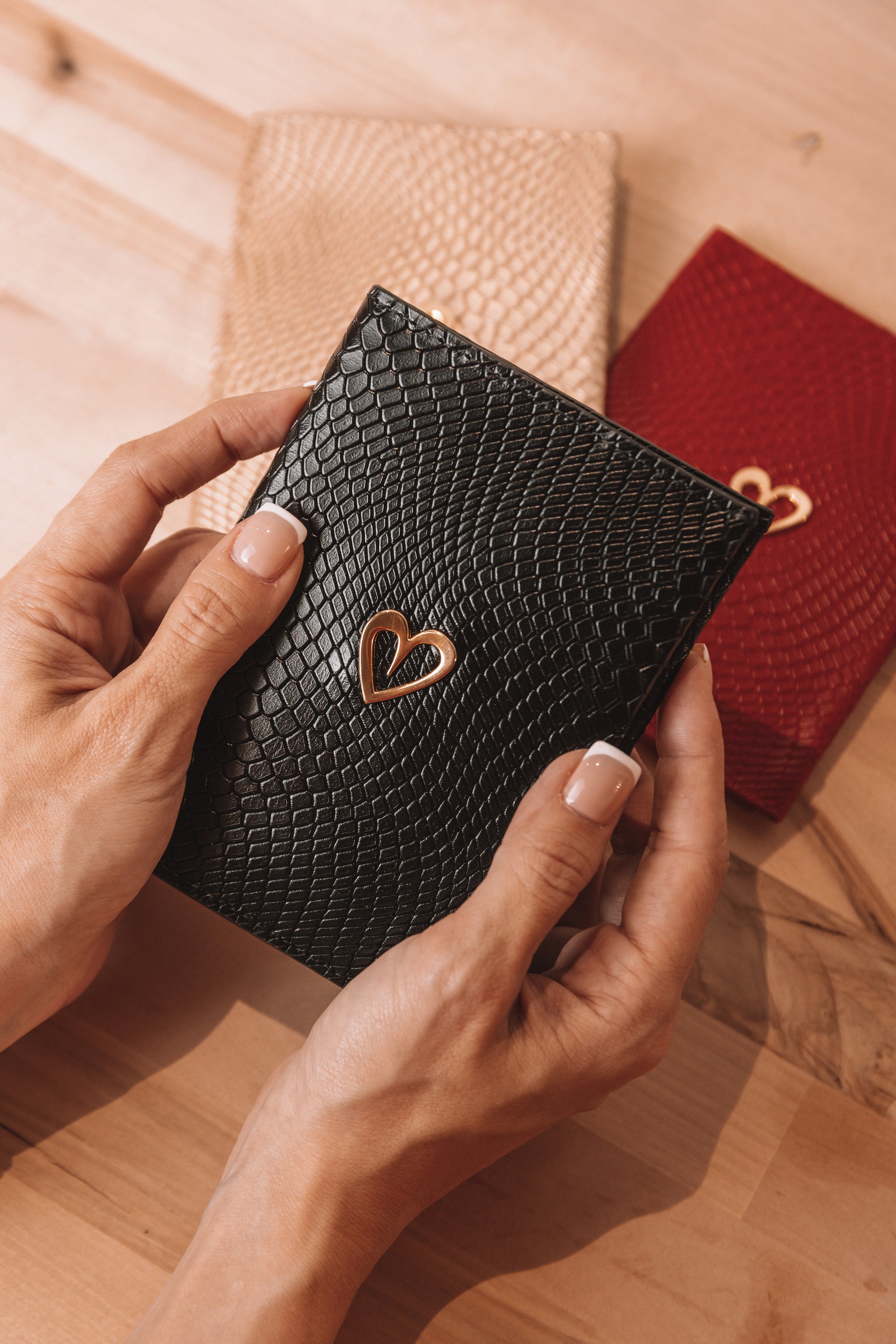 Louis Vuitton & TDE Passport Holder Review / Comparison 