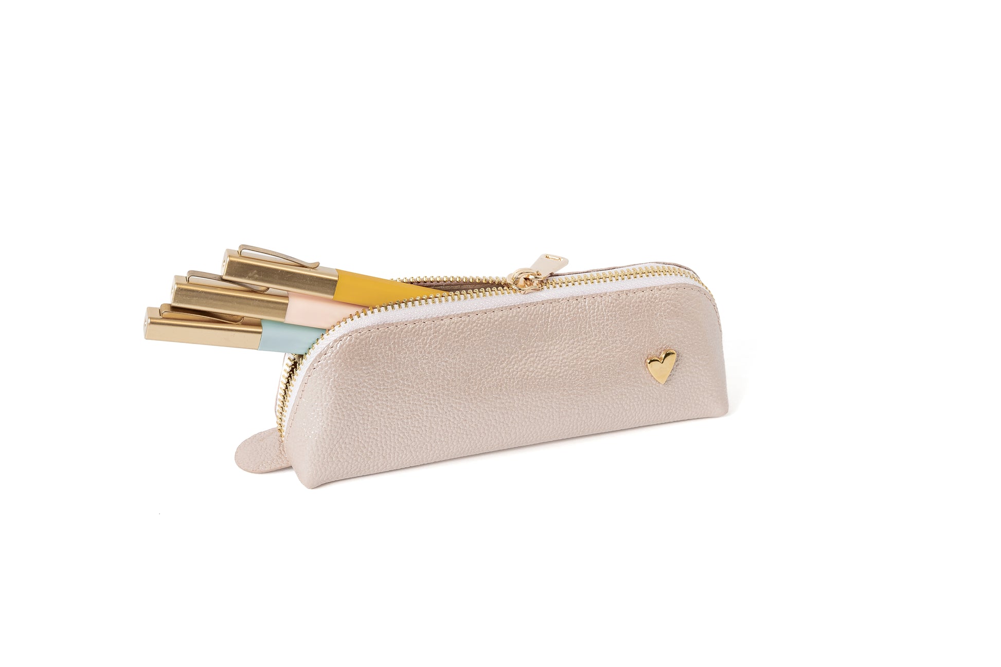 Pencil Case - Rose Gold by Nataly Mendez, El portalapices no incluye los marcadores mostrados en la imagen. Genuine Leather Signature Heart Fits about 15 pencils or pens Designed to stand in their own 2" H, 6.5" W, 2" D