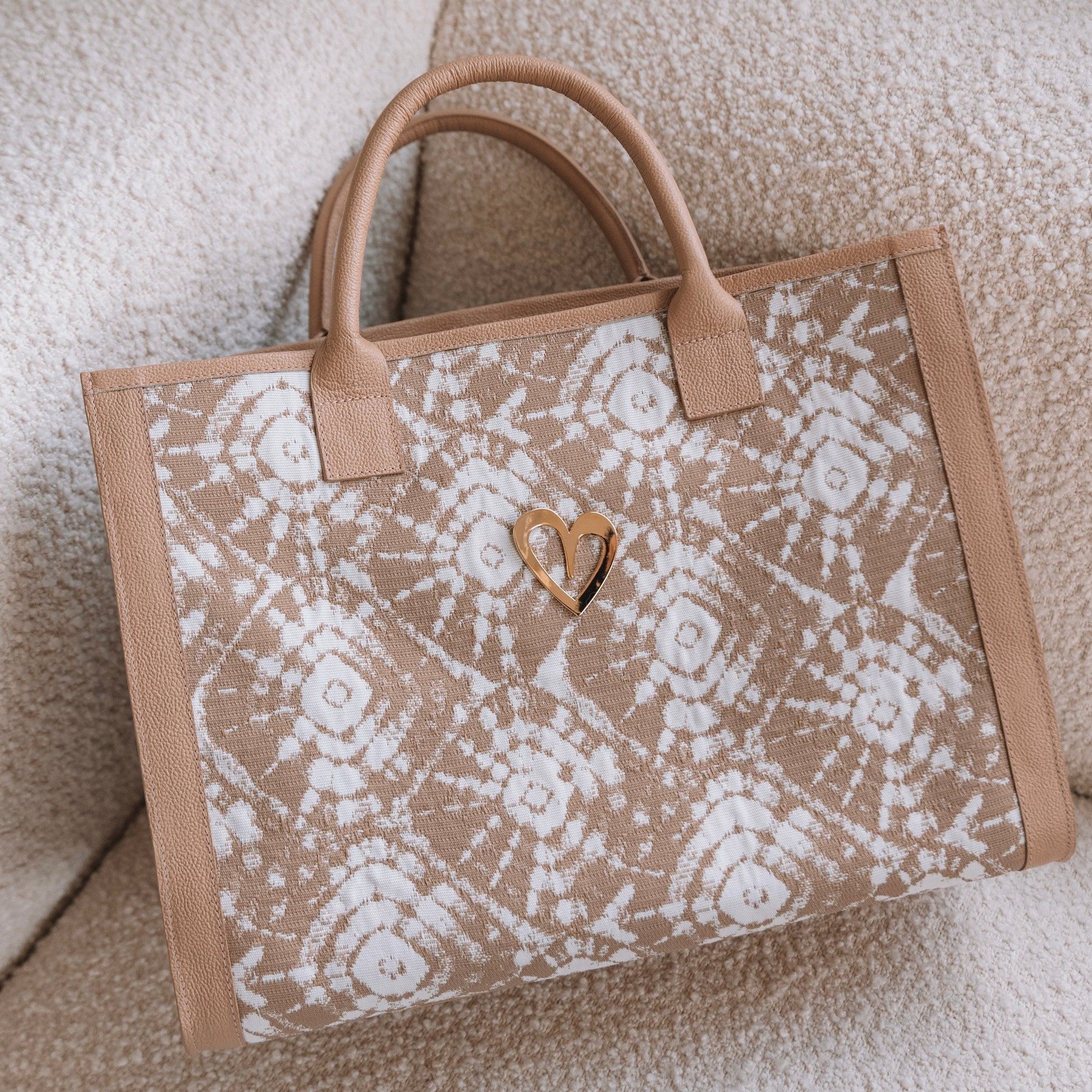 Sienna Tote Bag - Beige by Nataly Mendez, Genuine leather,Fabric lining, 16 x 12 x 7.5 inches (Length x Height x Width), Handle Drop: 6"
Magnetic snap closure.Two inside pockets, Gold heart