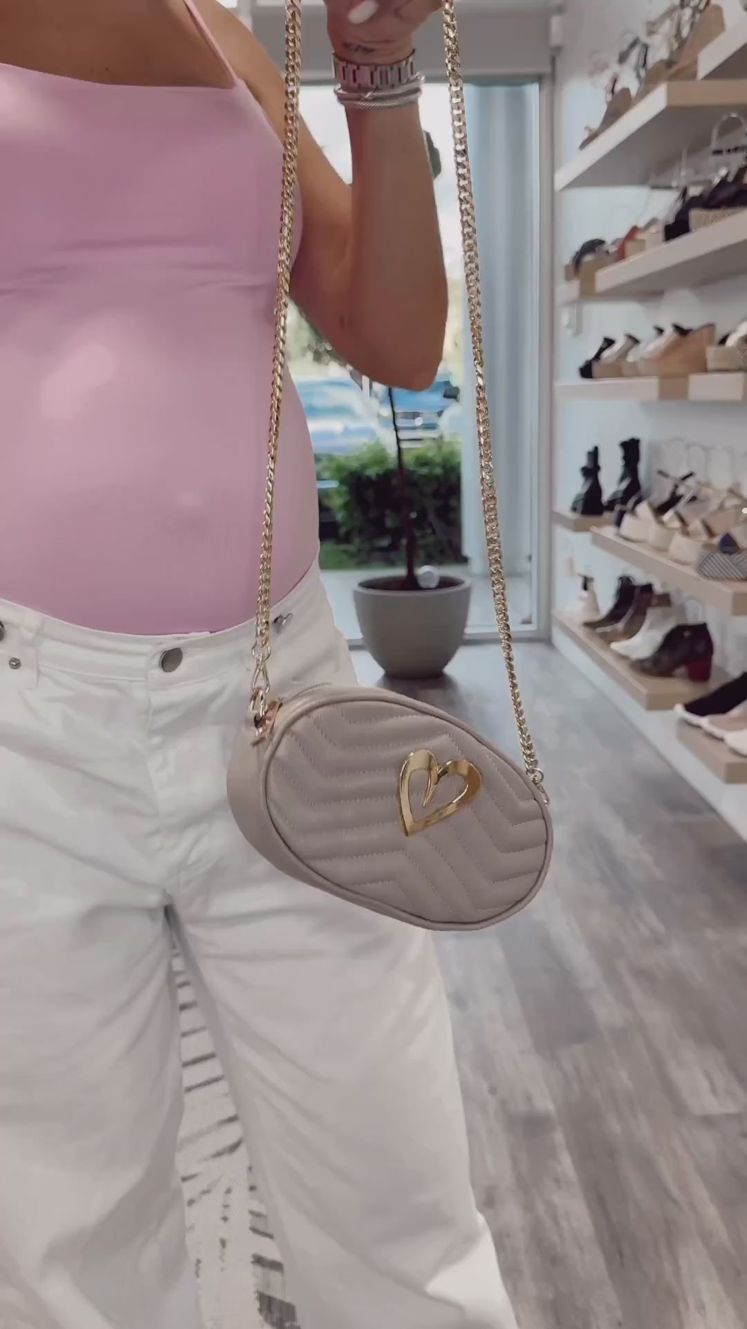 Pamela Multi Bag - Nude by Nataly Mendez, Genuine Leather Adjustable 5" x 7" Gold Heart Medida del cinturón: 42.5” Incluye correa y strap.