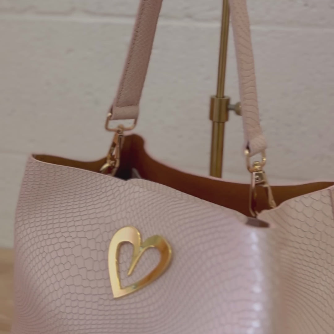 Theresa Bag Pink by Nataly Mendez. Genuine Leather Adjustable 25 CM x 20 CM x 10 CM Gold Heart Incluye strap corto de mano y strap largo