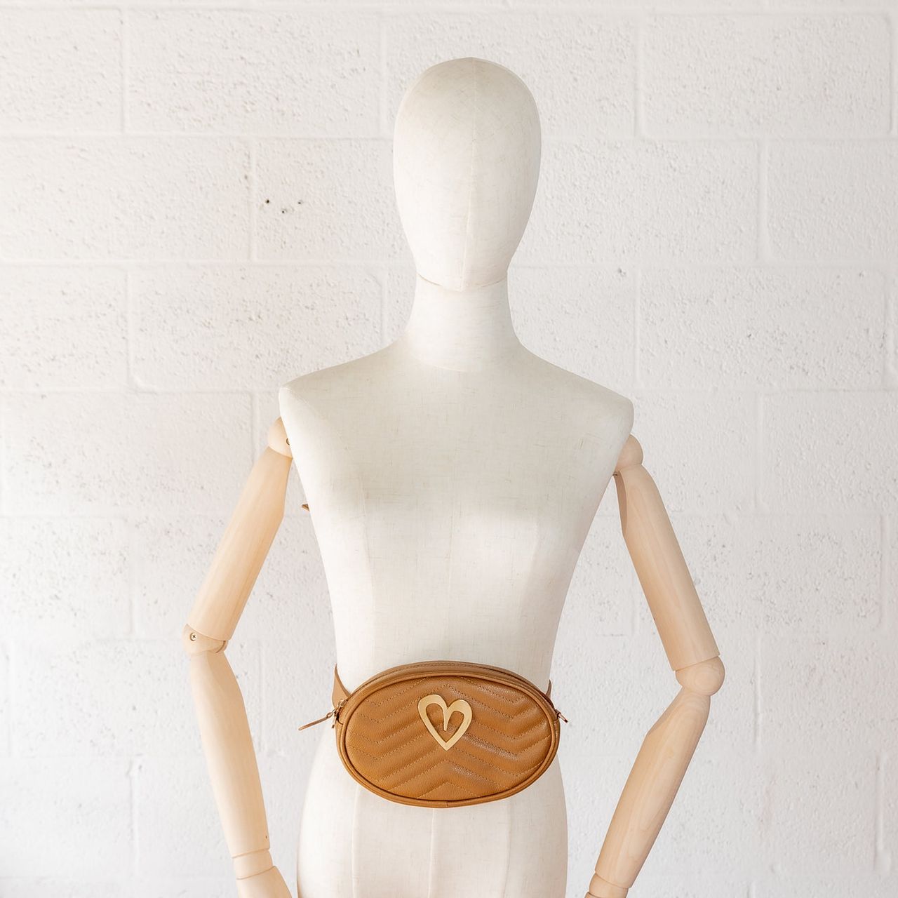 Pamela Multi Bag - Camel by Nataly Mendez, Genuine Leather Adjustable 5" x 7" Gold Heart Medida del cinturón: 42.5” Incluye correa y strap.