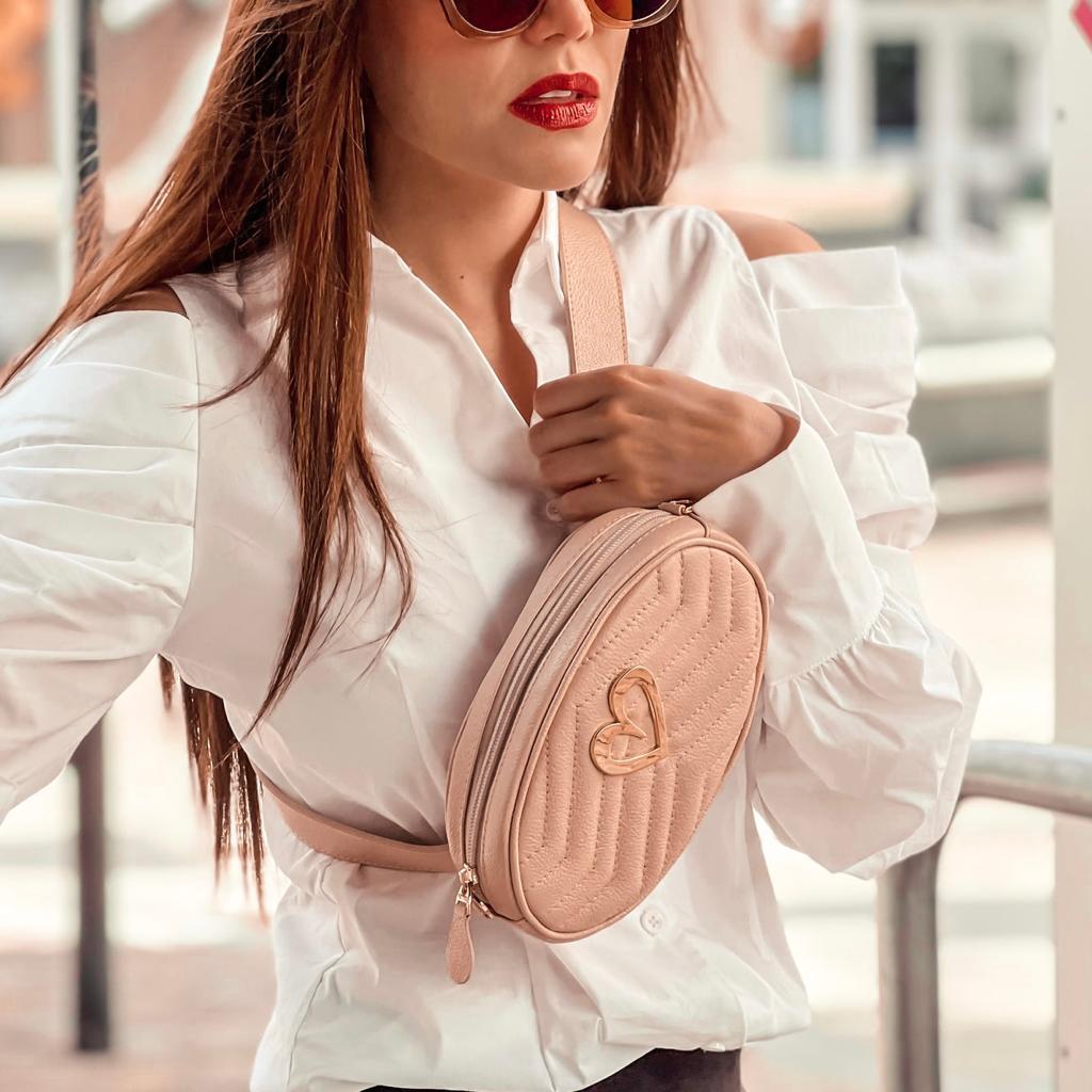 Pamela Multi Bag - Light Pink by Nataly Mendez, Genuine Leather Adjustable 5" x 7" Gold Heart Medida del cinturón: 42.5” Incluye correa y strap.