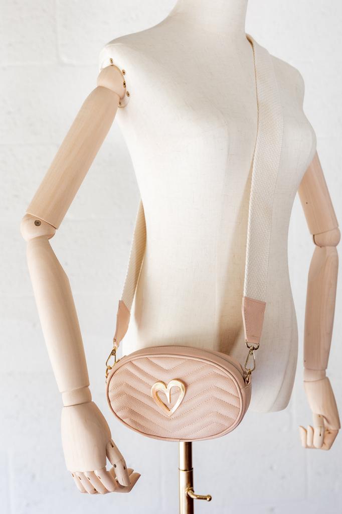 Pamela Multi Bag - Light Pink by Nataly Mendez, Genuine Leather Adjustable 5" x 7" Gold Heart Medida del cinturón: 42.5” Incluye correa y strap.