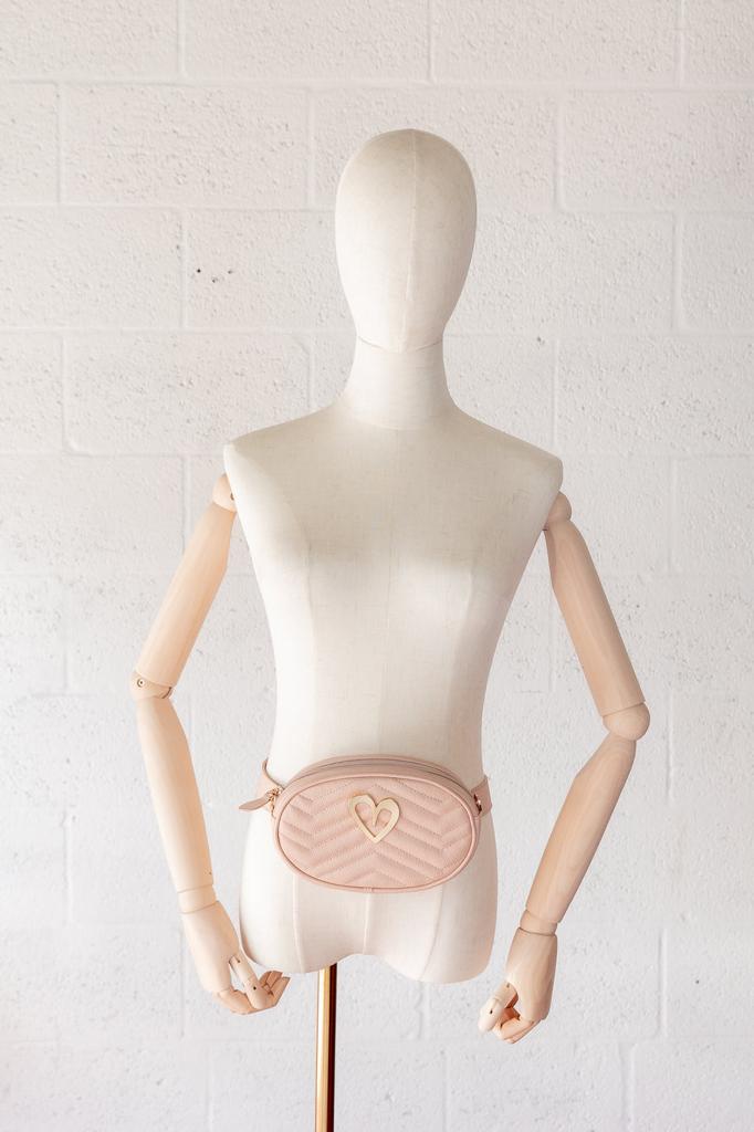 Pamela Multi Bag - Light Pink by Nataly Mendez, Genuine Leather Adjustable 5" x 7" Gold Heart Medida del cinturón: 42.5” Incluye correa y strap.