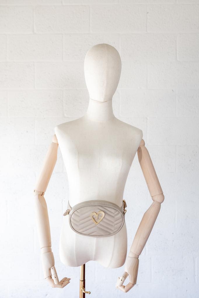 Pamela Multi Bag by Nataly Mendez.Genuine Leather Adjustable 5" x 7" Gold Heart Incluye correa y strap.