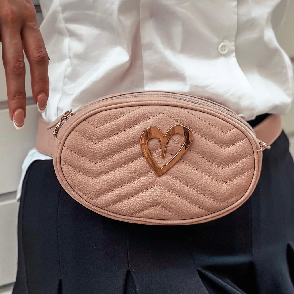 Pamela Multi Bag - Light Pink by Nataly Mendez, Genuine Leather Adjustable 5" x 7" Gold Heart Medida del cinturón: 42.5” Incluye correa y strap.