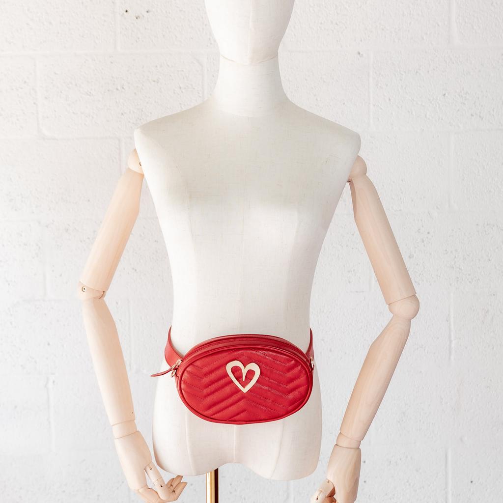 Pamela Multi Bag - Red by Nataly Mendez, Genuine Leather Adjustable 5" x 7" Gold Heart Medida del cinturón: 42.5” Incluye correa y strap.