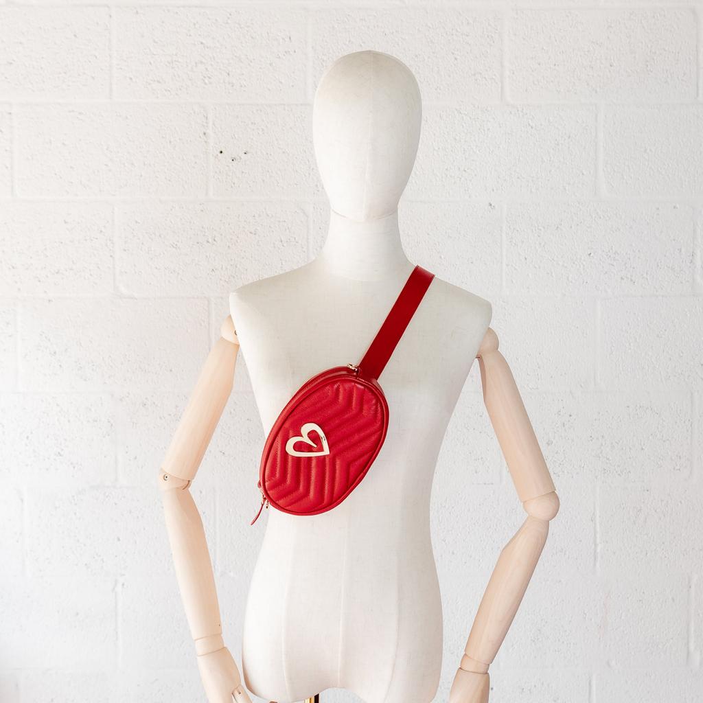 Pamela Multi Bag - Red by Nataly Mendez, Genuine Leather Adjustable 5" x 7" Gold Heart Medida del cinturón: 42.5” Incluye correa y strap.