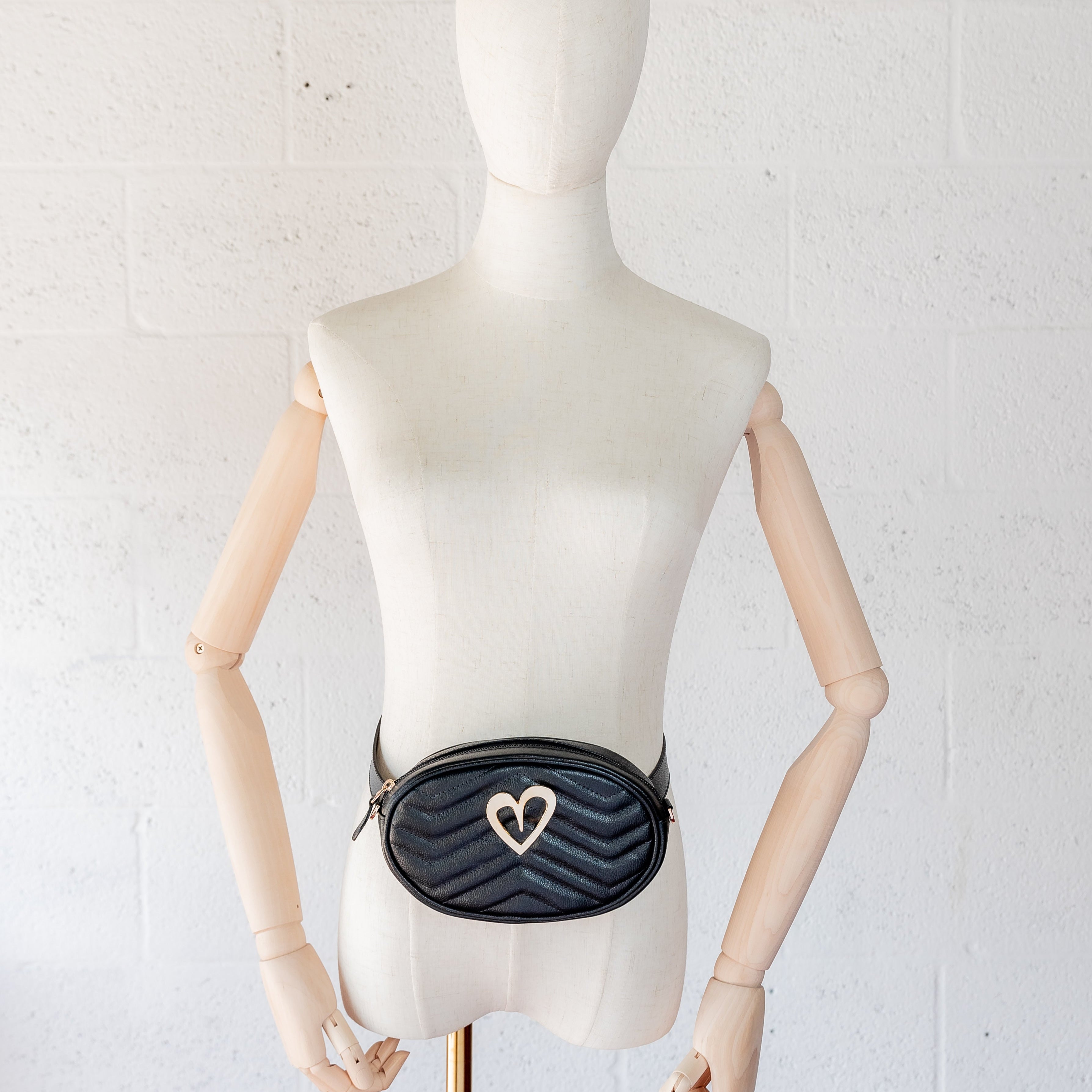 Pamela Multi Bag - Black by Nataly Mendez, Genuine Leather Adjustable 5" x 7" Gold Heart Medida del cinturón: 42.5” Incluye correa y strap.