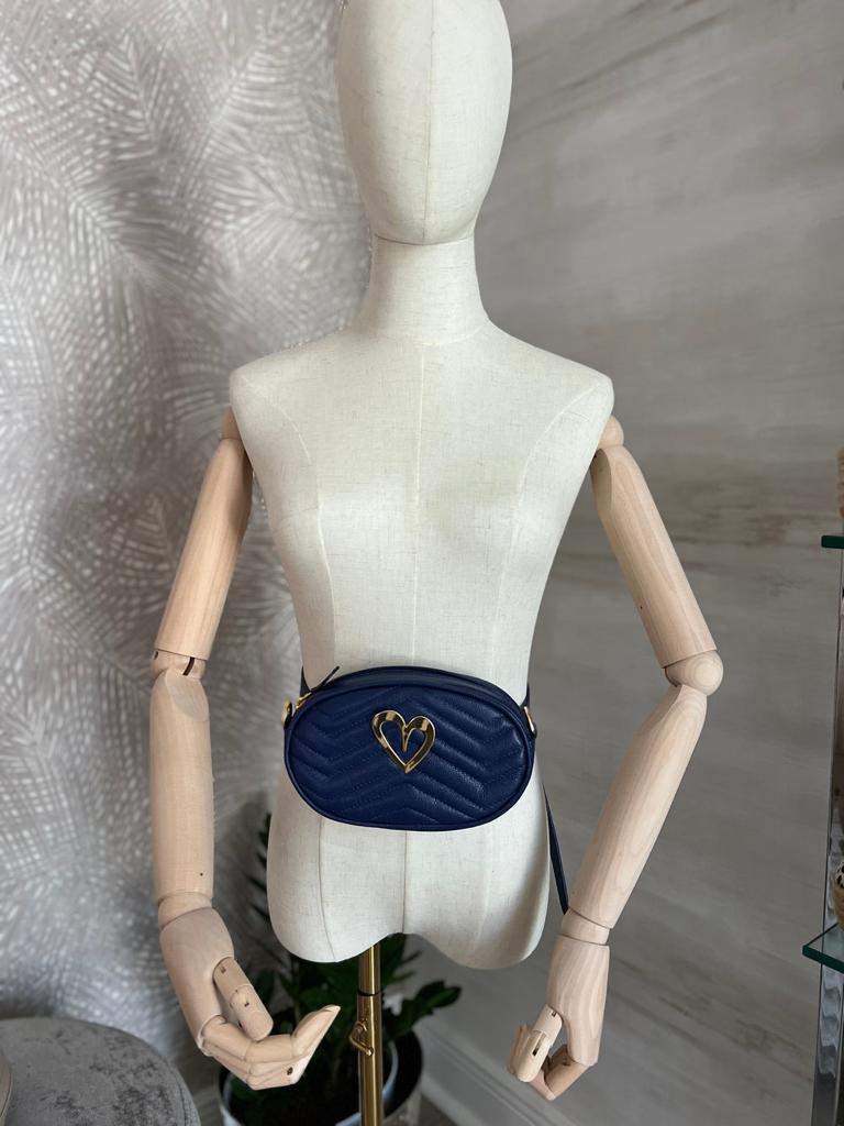 Pamela Multi Bag - Azul by Nataly Mendez, Genuine Leather Adjustable 5" x 7" Gold Heart Medida del cinturón: 42.5” Incluye correa y strap.