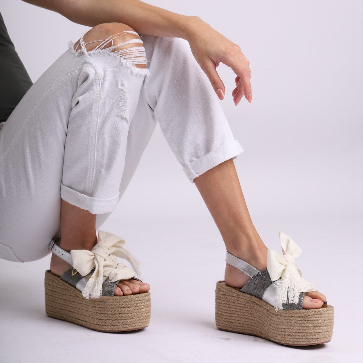 Samantha Espadrilles Plomo by Nataly Mendez. Its base is lined with 2-tone jute Genuine Leather on the upper and back Insole made of genuine leather. Pronounced arch Handmade 3 inch heel weight 2.5 inch platform