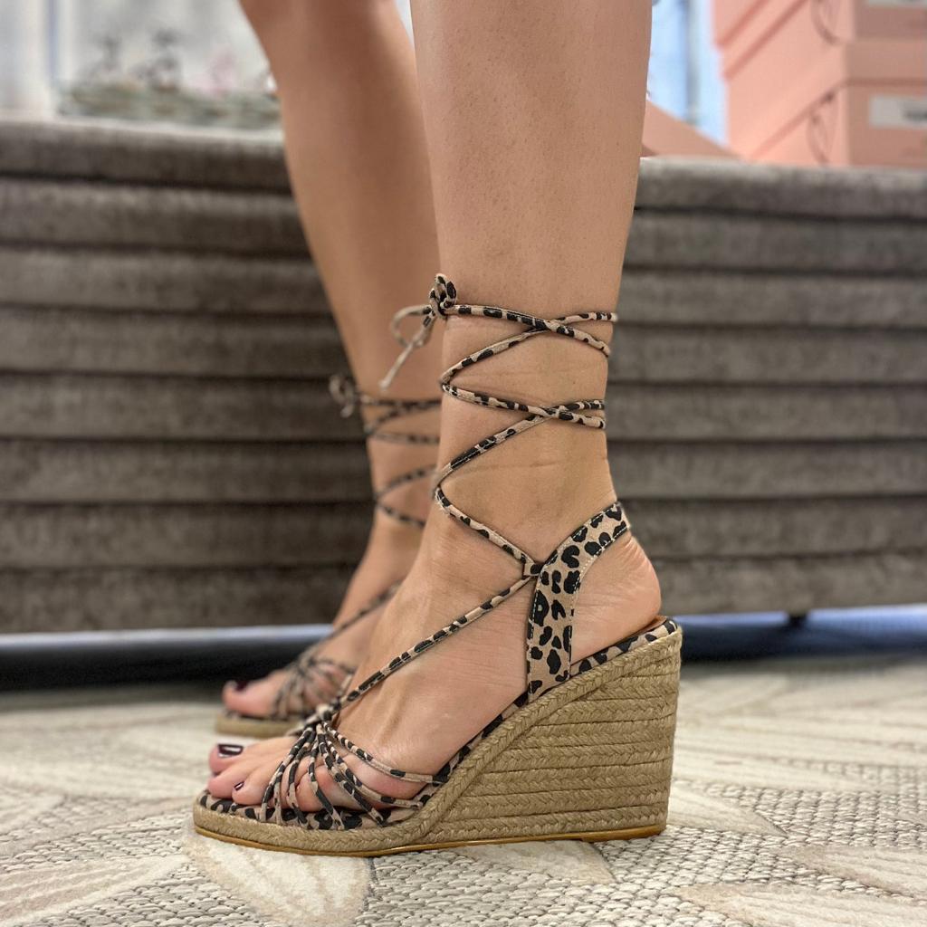 Titi Espadrilles Leopard by Nataly Mendez. Its base is lined with natural fique Genuine Leather on the upper. Insole made of leather. Pronounced arch. Handmade 3.5 inch heel height 0.5 inch platform