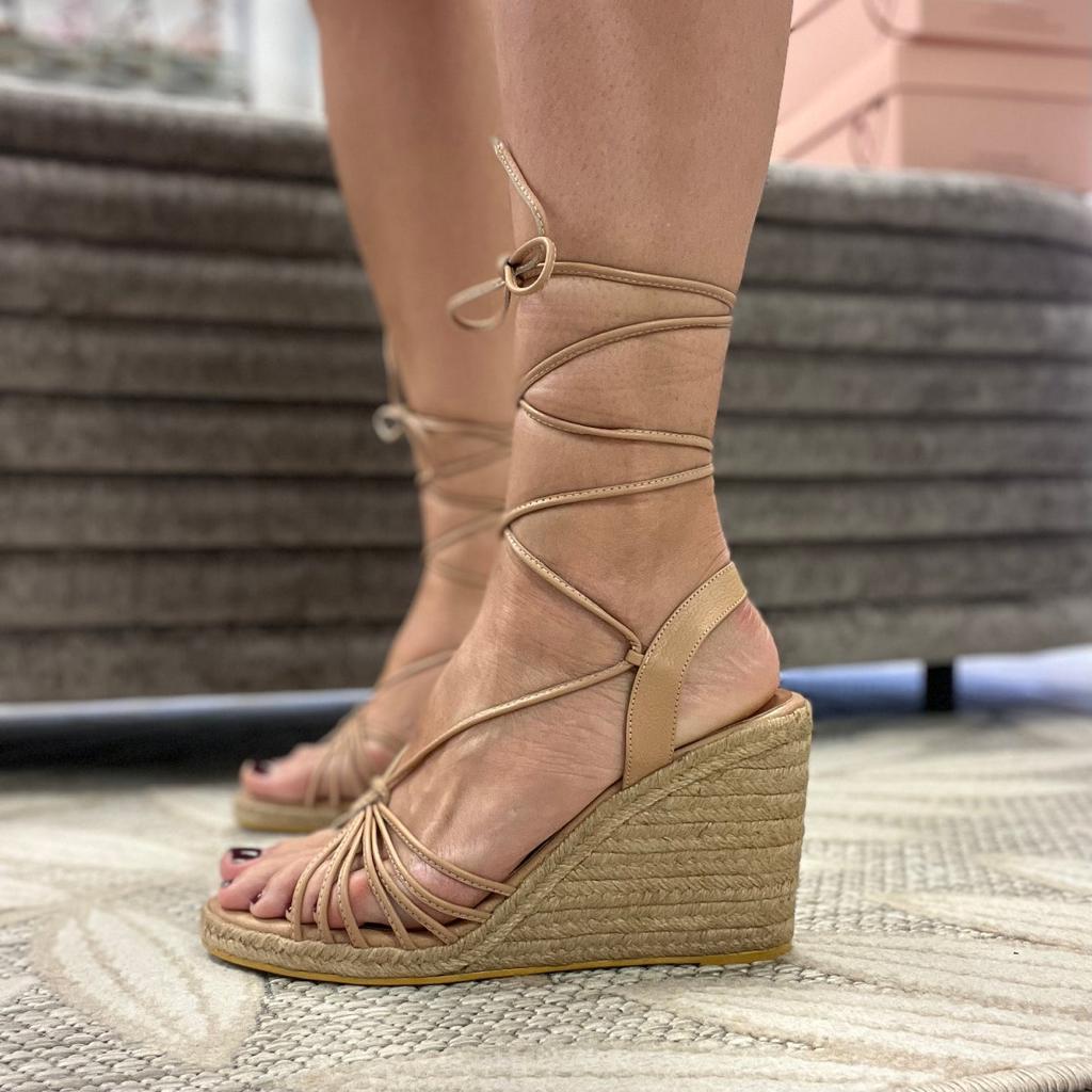 Titi Espadrilles Nude by Nataly Mendez. Its base is lined with natural fique Genuine Leather on the upper. Insole made of leather. Pronounced arch. Handmade 3.5 inch heel height 0.5 inch platform